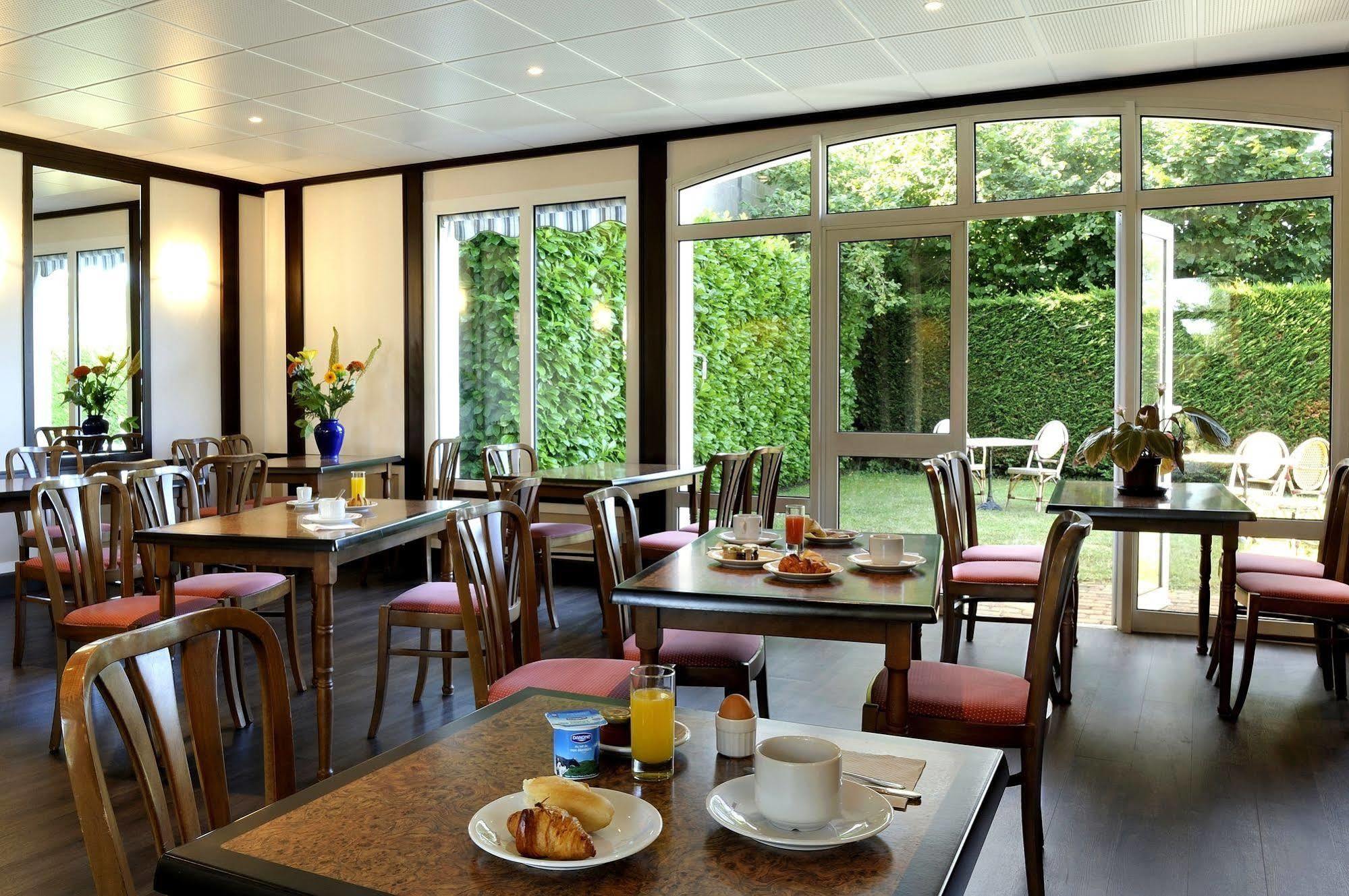 Logis Hotel Restaurant Du Labrador Saint-Benoît-sur-Loire エクステリア 写真