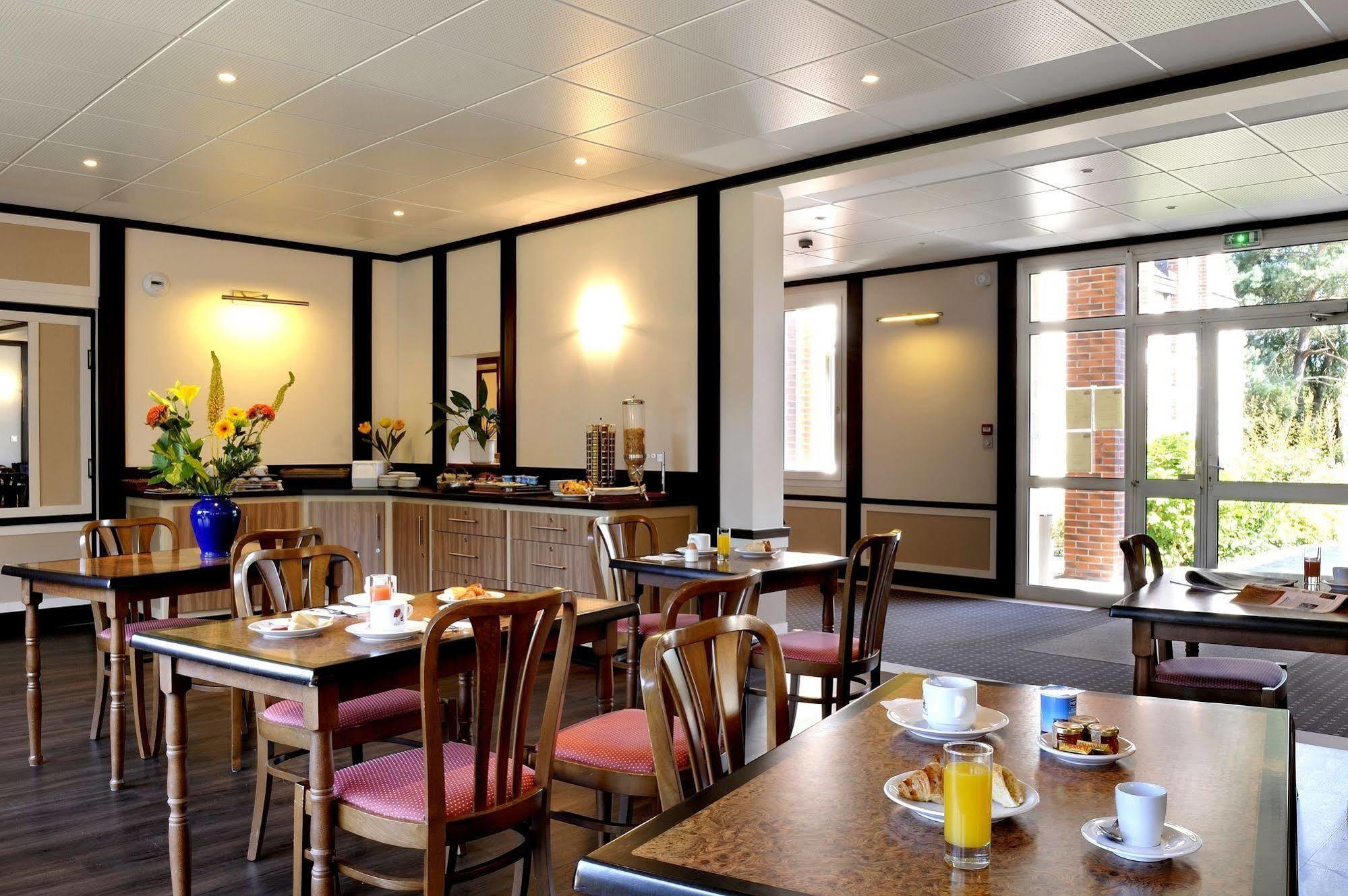 Logis Hotel Restaurant Du Labrador Saint-Benoît-sur-Loire エクステリア 写真
